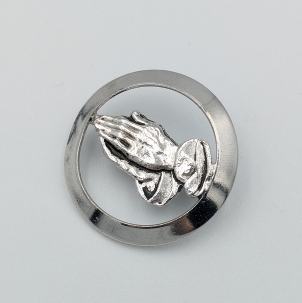 4/24$  Silver tone praying hands round metal cutout small brooch pin